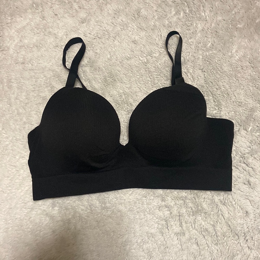 Size US 36D H&M bra. Tag in pictures. Worn once or twice